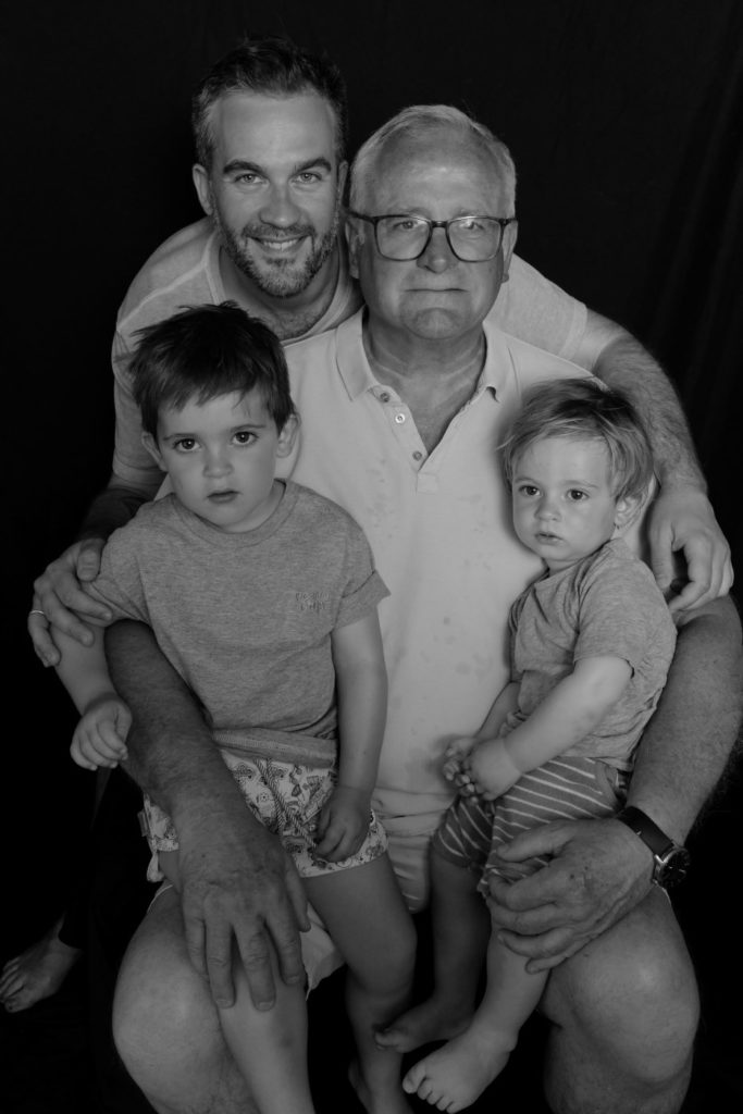 Ritratto di famiglia generazionale - Roman e famiglia con il padre - Studio Animica fotografia - Costa Azzurra Francia