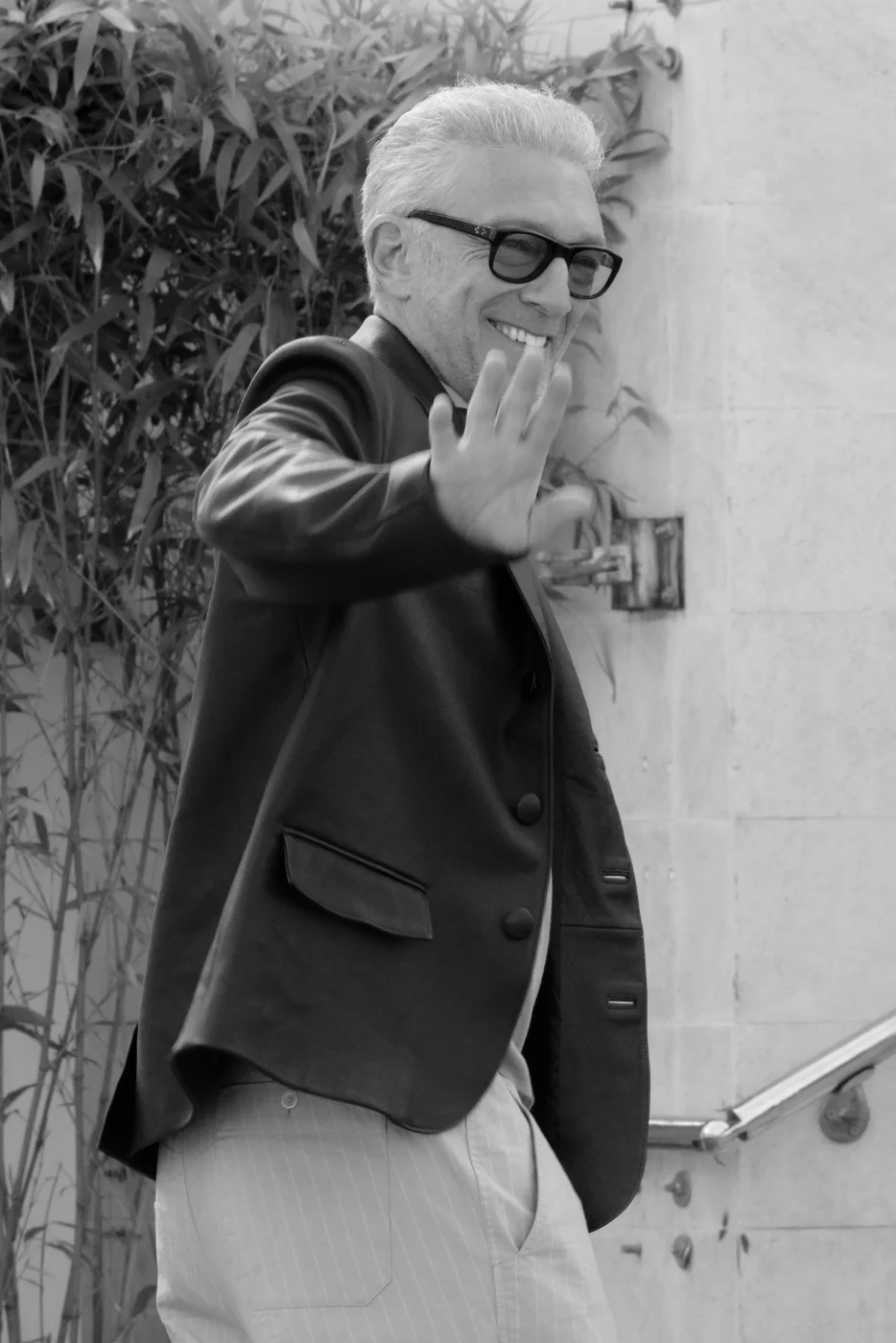 Vincent Cassel waving and smiling at the Histoires Parallèles photocall, Cannes Film Festival 2026 – Ph. Barbara Pigazzi, Studio Animica