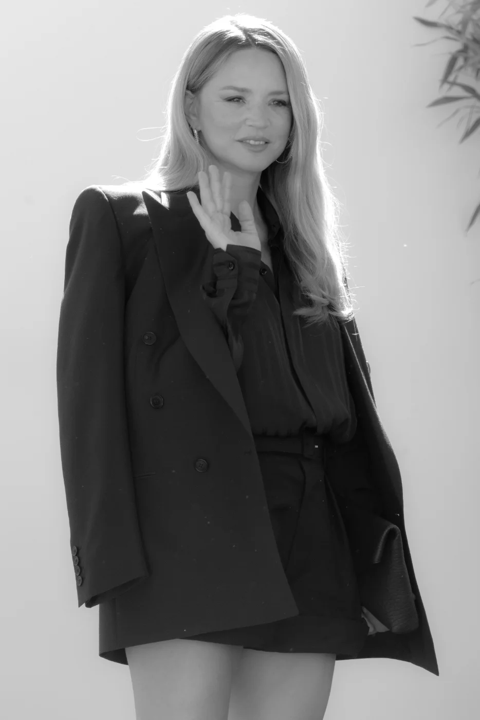 Virginie Efira waving and smiling at the Soudain photocall, Cannes Film Festival 2026 – Ph. Barbara Pigazzi, Studio Animica