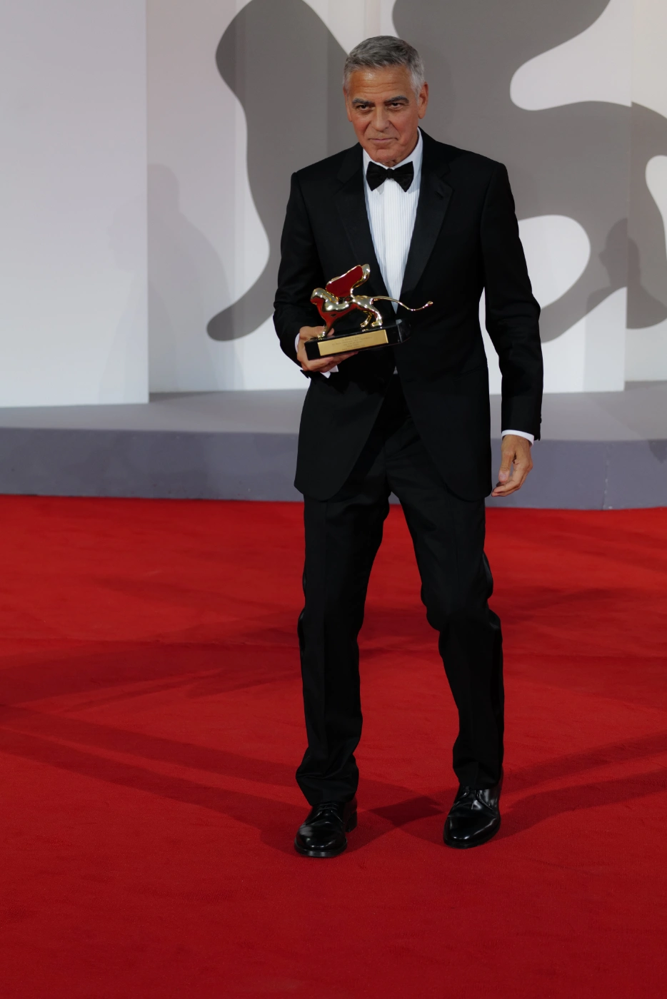 George Clooney in a formal full-length portrait on the red carpet, Venice Film Festival 2026 – Ph. Barbara Pigazzi, Studio Animica