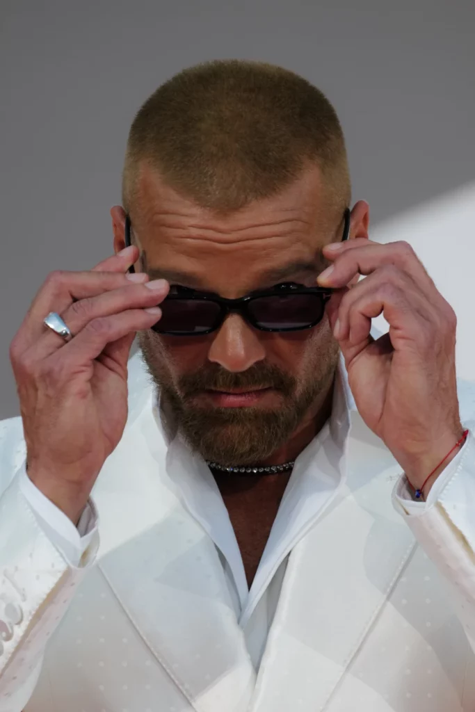 Ricky Martin adjusting sunglasses, close-up, Venice Film Festival 2026 – Ph. Barbara Pigazzi, Studio Animica