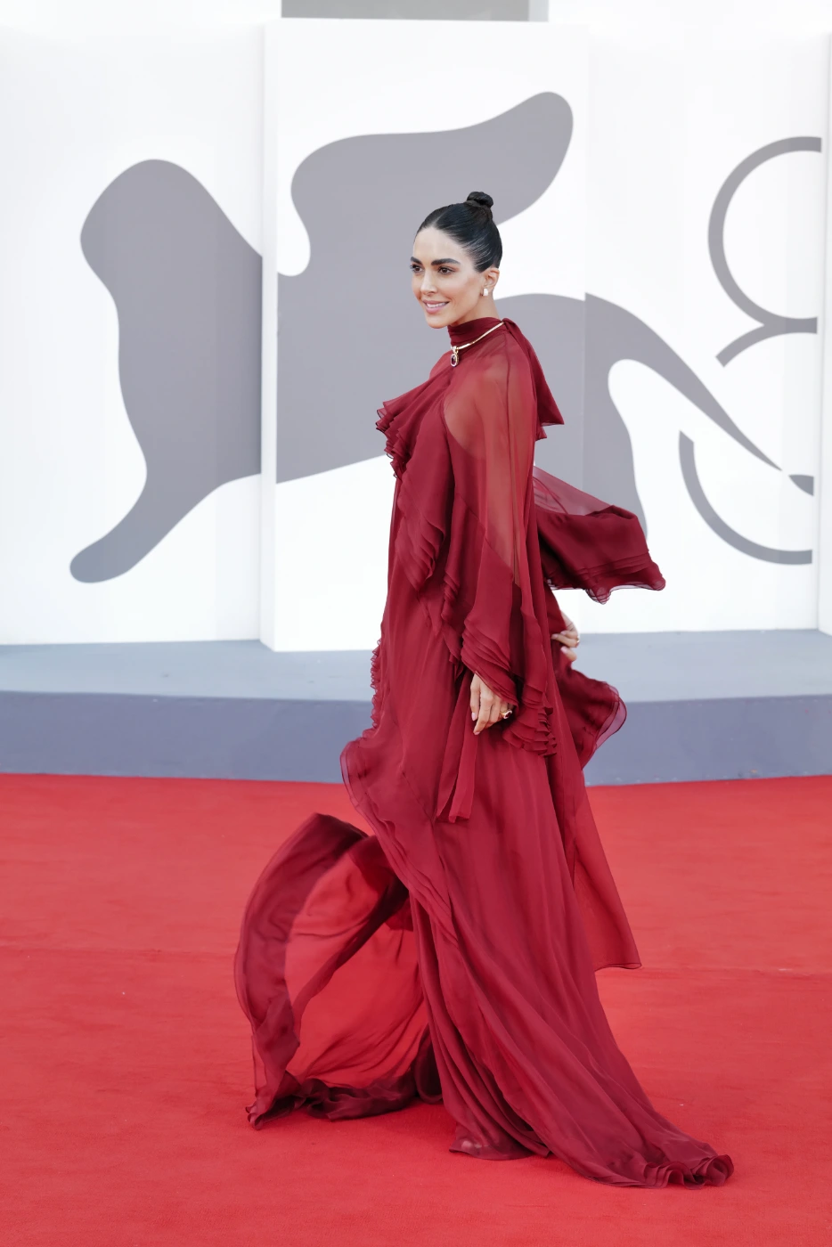 Rocío Muñoz Morales in flowing Alberta Ferretti gown, side movement, Venice Film Festival 2026 – Ph. Barbara Pigazzi, Studio Animica