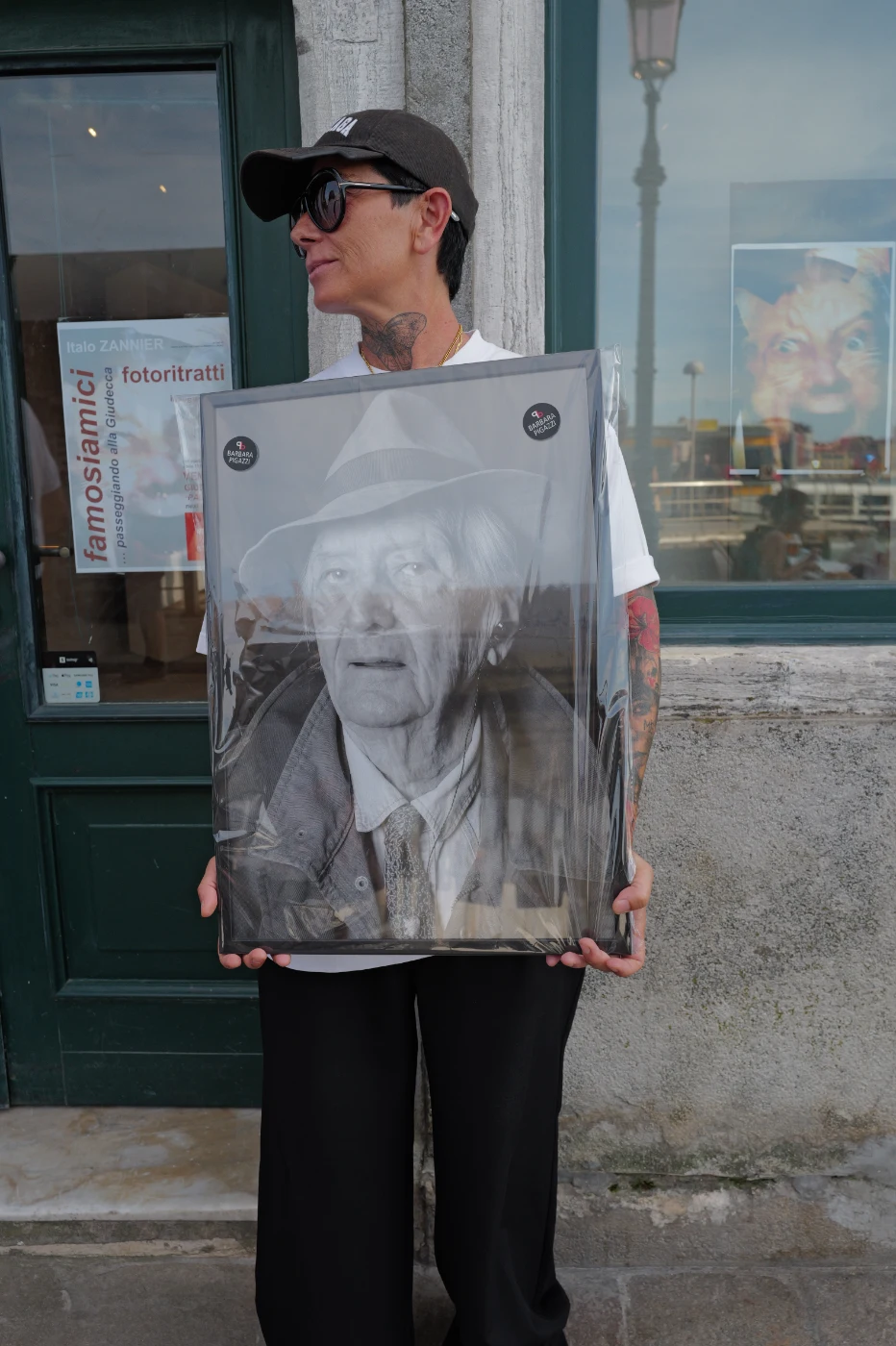 Barbara Pigazzi holding Italo Zannier’s wrapped portrait outside the venue of his exhibition on the Giudecca