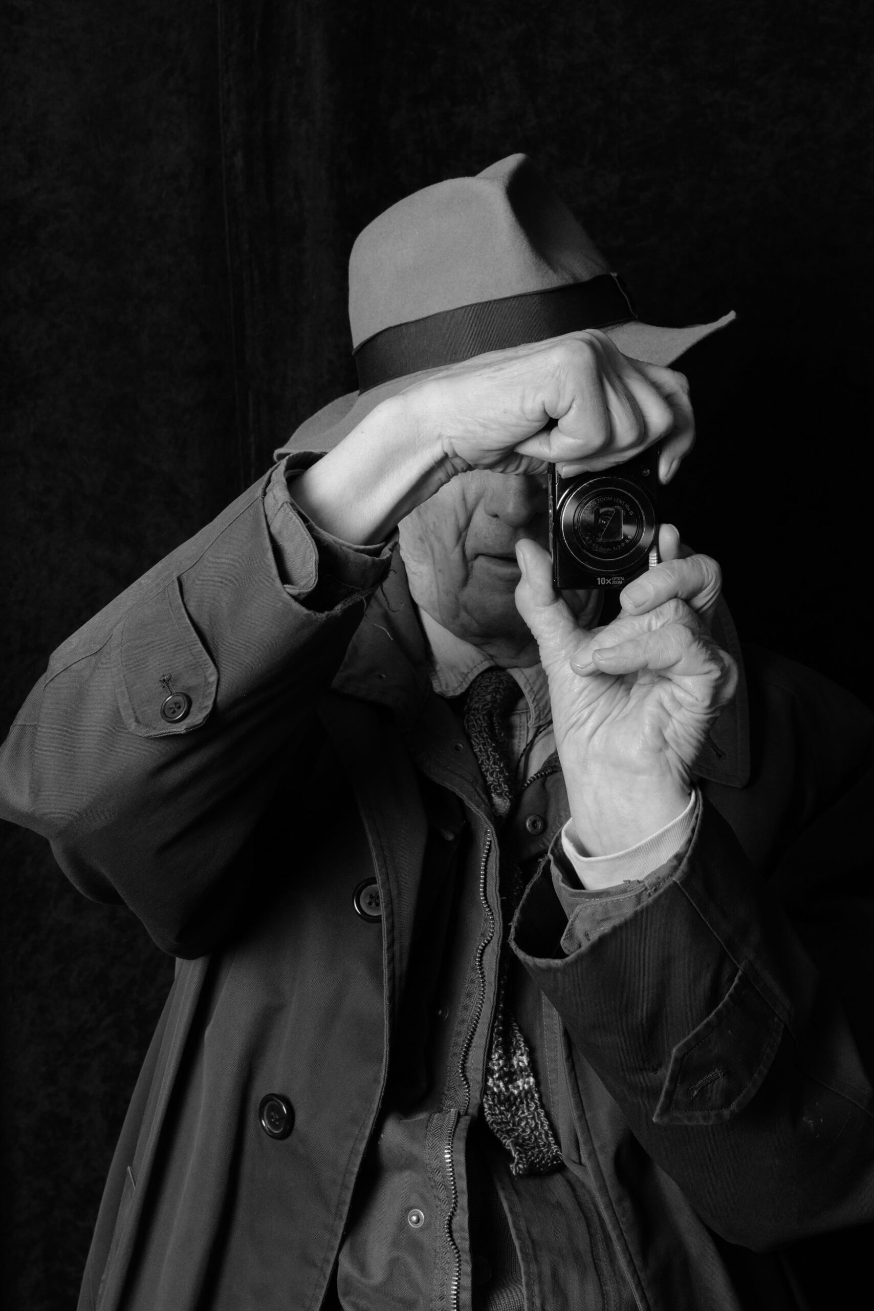 Italo Zannier photographing with his compact camera during the portrait session at Animica Studio Art Gallery, Venice
